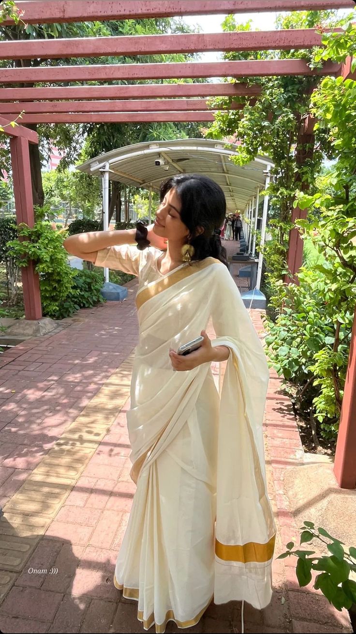 Kerala Sarees Traditional, South Indian Onam Look, Tamil Saree Aesthetic, South Look Photoshoot, Onam Look For Women Kerala, Tamil Dress Fashion, How To Wear South Indian Saree, Kerala Traditional Dress For Women, Onam Saree Ideas For College