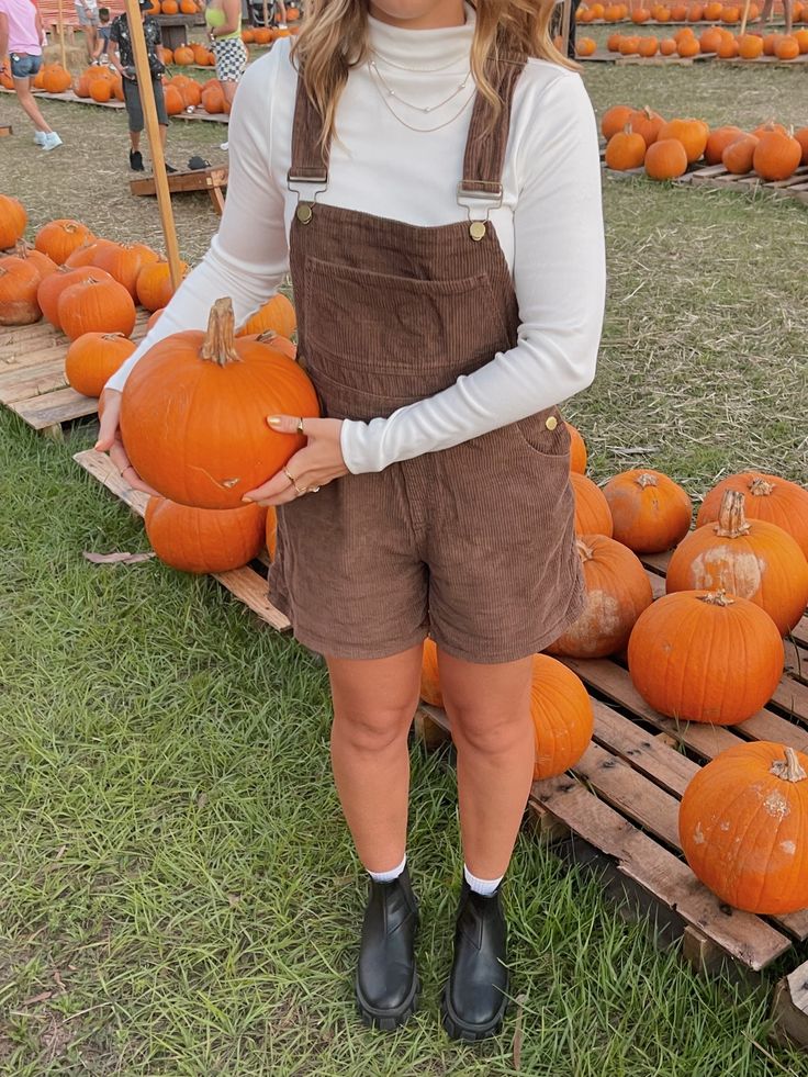 @nataliezacek | nataliezacek | VSCO Instagram Pic Ideas, Pumpkins Carving, Fall Fashion Women, 2022 Fall Fashion, Aesthetic Leaves, Punchy Outfits, Pumpkin Patch Photoshoot, Overalls Outfits, Pumpkin Patch Outfit