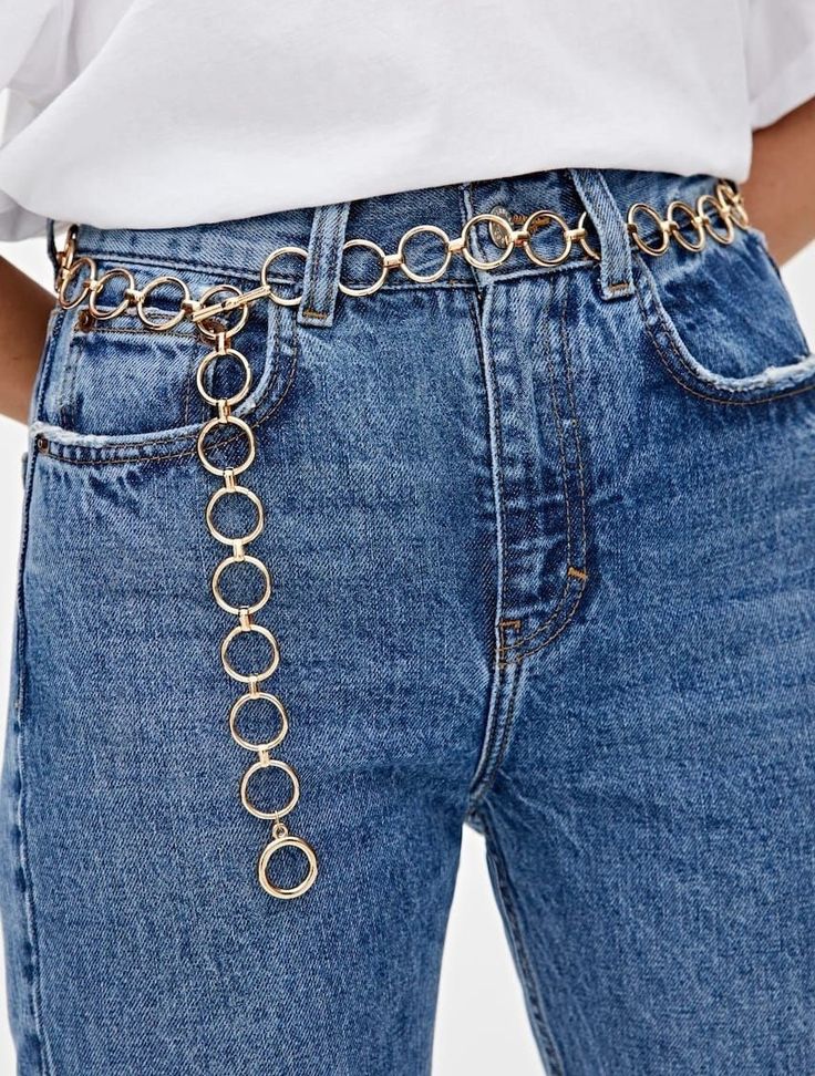 Thrift Store Fashion Diy, Jóias Body Chains, Jeans With Chains, Accesorios Aesthetic, Gold Chain Belt, Pant Chains, Second Hand Fashion, Hand Fashion, Chain Belts