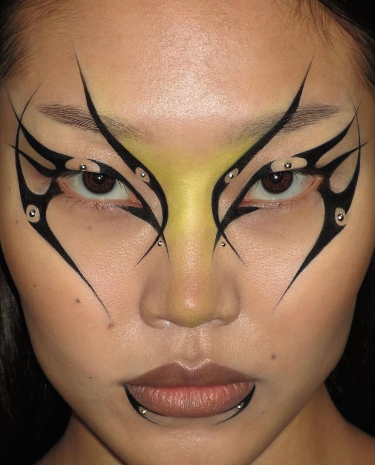 https://www.instagram.com/tsy.ayuna Streetwear Makeup, Graphic Liners, Dragon Makeup, Drag Make-up, Punk Makeup, Eye Makeup Styles, Instagram Creator, Work Makeup, Graphic Makeup