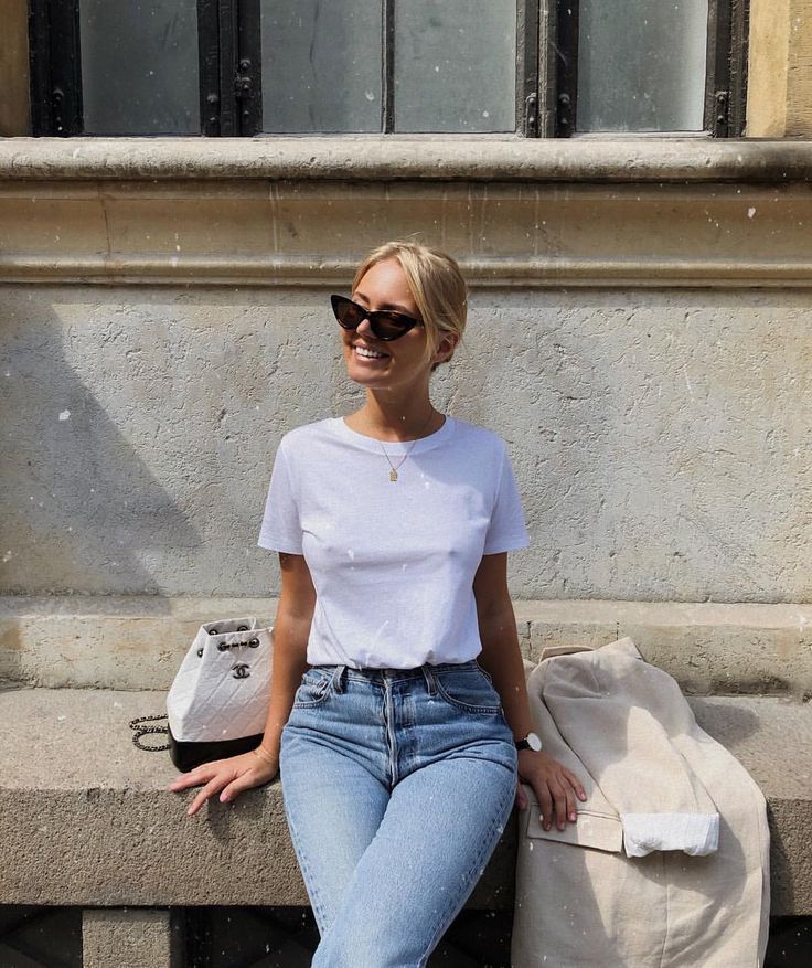 @styleaddict ✨ Basic Tshirt Outfit, White Tshirt And Jeans, White Tshirt Outfit, Casual Tshirt Outfit, Jeans And T Shirt Outfit, T Shirt Branca, Polo Shirt Outfits, Athleisure Trend, Jeans Outfit Casual