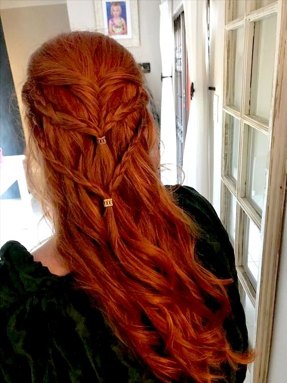 celtic Celtic Half Up Half Down, Celtic Woman Hairstyle, Scottish Highland Hairstyles, Welsh Hairstyles, Celtic Goddess Costume, Anglo Saxon Hairstyles, Romanian Hairstyles, Mid Evil Hair Styles, Celtic Braids Women