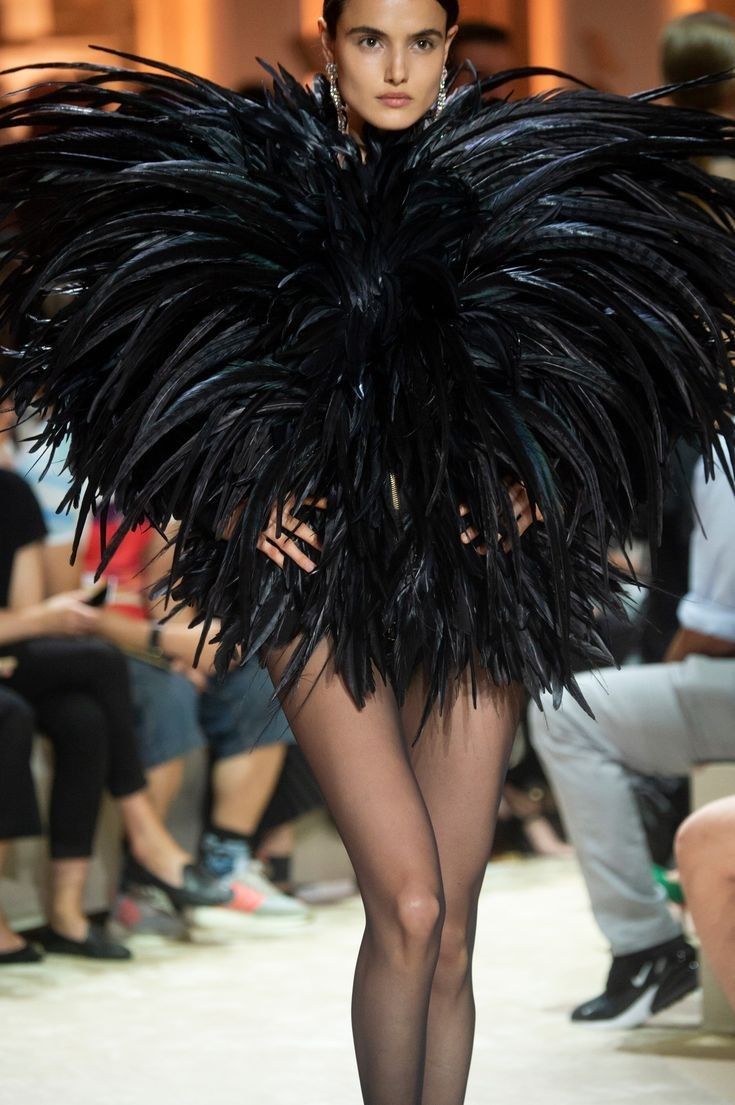 Black Feathers Dress, Fluidity Fashion, Feather Corset, Black Feather Dress, Dolly Fashion, Feather Fashion, 2018 Runway, High Fashion Makeup, Rave Bra