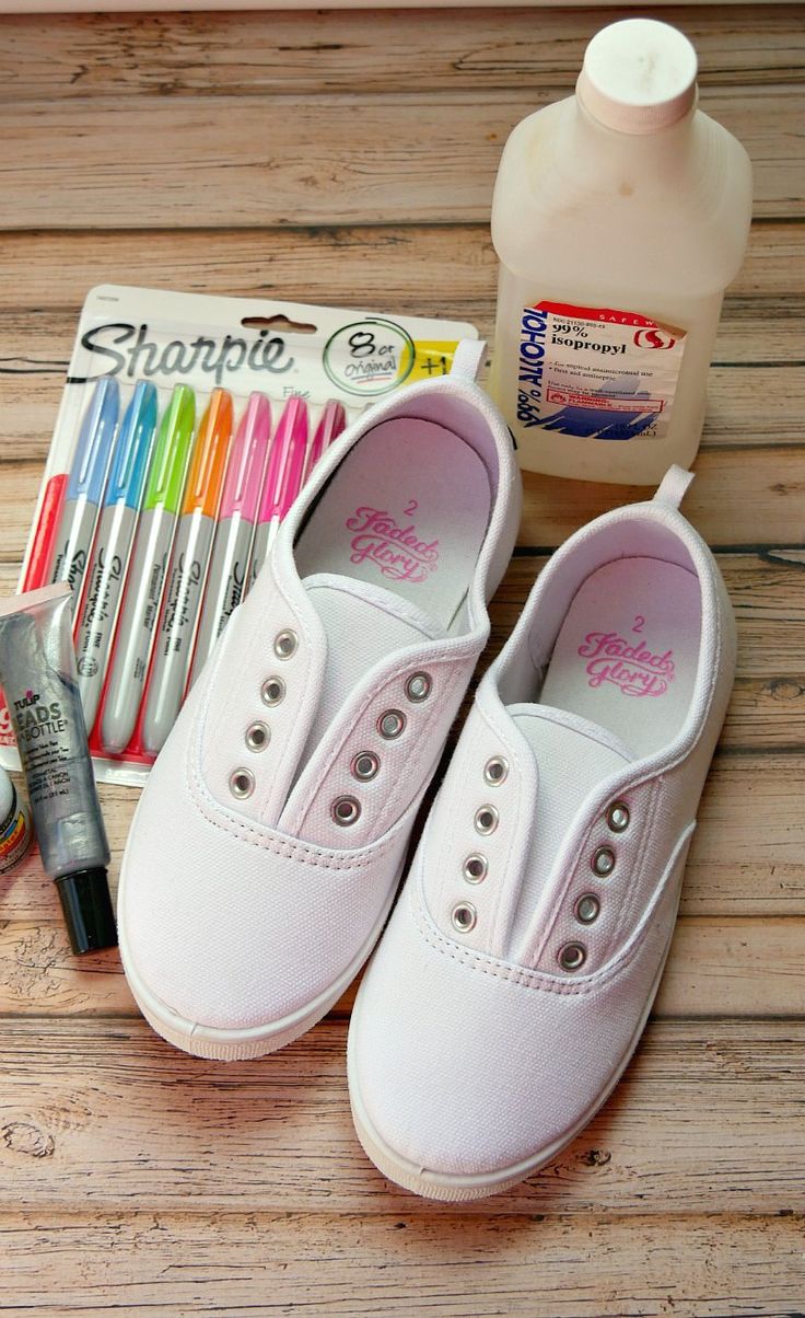 Galaxy shoes are super fun and easy kids craft using canvas shoes, Sharpie markers, and rubbing alcohol. Seal with Scotchgard for one of a kind shoes. Sharpie Shoes Diy Rubbing Alcohol, Painting Canvas Sneakers, How To Seal Painted Shoes, Diy Canvas Shoes Ideas, Diy Canvas Shoes, Diy Galaxy Shoes, Canvas Shoes Diy, Sharpie Shoes, Painted Air Force 1