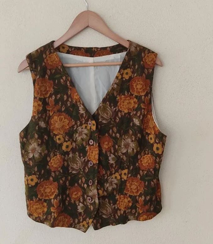 Vintage Vest Outfit, Vintage Womens Fashion, Cottagecore Vest, Patterned Vest, Grammy Awards Red Carpet, Tapestry Vest, Floral Vest, Estilo Hippie, Vintage Vest