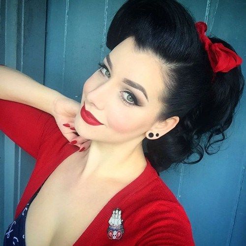 pin+up+ponytail+with+a+red+bow Maquillage Pin Up, Pin Up Hairstyles, Stile Pin Up, Cabelo Pin Up, Look 80s, Pin Up Makeup, 50s Hairstyles, Pin Up Looks, Rockabilly Hair