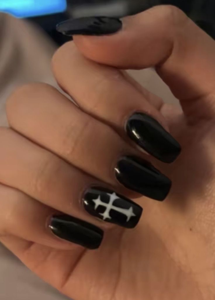 Nail Ideas Acrylic Grunge, Black Nail Ideas For Hoco, Black Nail Designs Easy, Emo Nail Inspiration, Short Dark Nails Designs, Short Nails Ideas Grunge, Nail Black Ideas, Cute Nail Black, Black Nail Designs French Tips