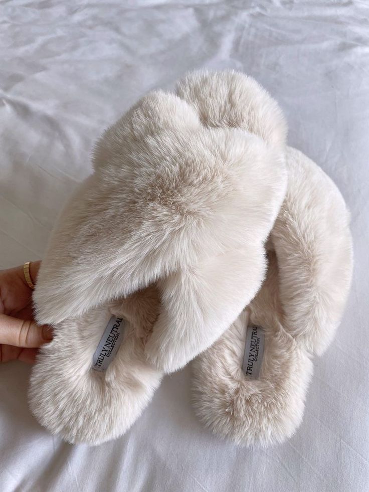 Fluffy Slippers Aesthetic, House Slippers Womens, Room Slippers, Luxury Slippers, Fluffy Shoes, Cozy Shoes, White Slippers, Cozy Slippers, Comfy Slippers