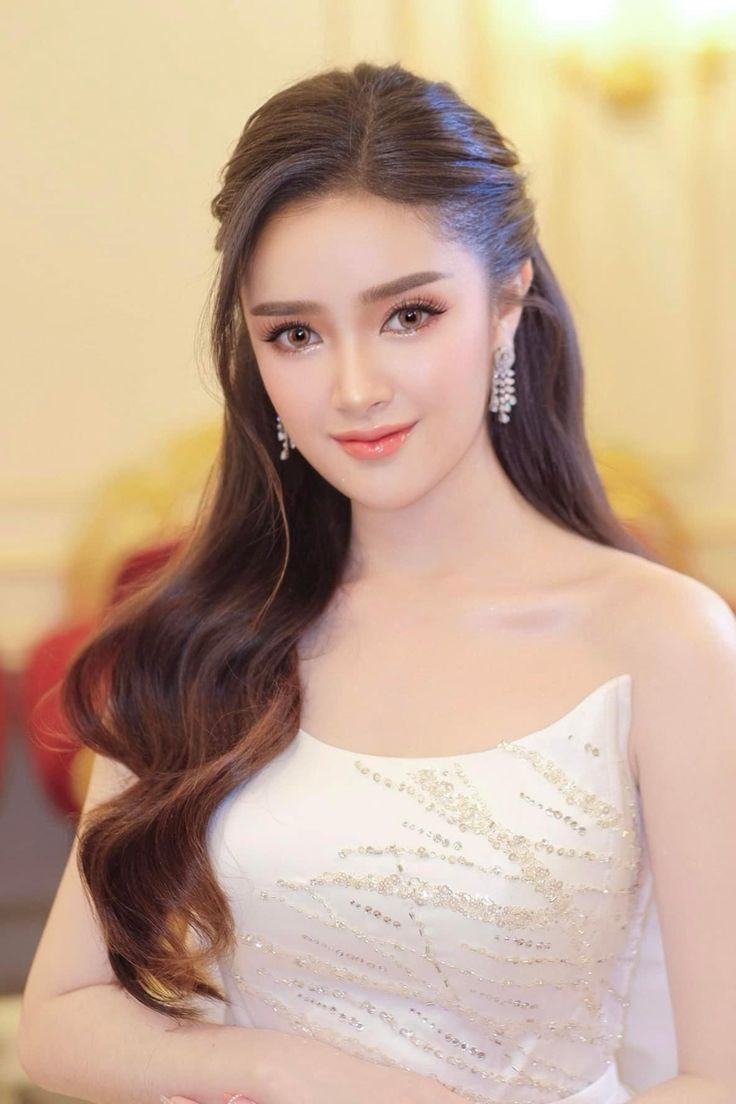 Ao Dai Hairstyles, Halfdo Hairstyles, Brides Maids Hairstyle Long Hair, Hairstyle Wisuda, Korean Bridal Hair, Bride Makeup Asian, Asian Wedding Hair, Thai Makeup, Hairdo Wedding