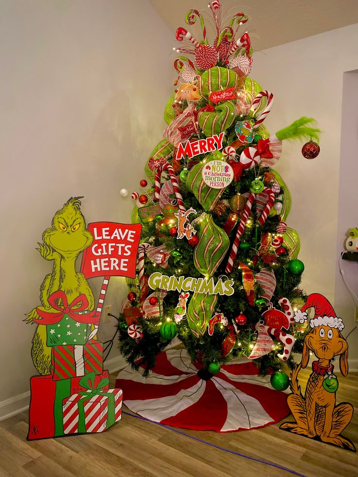 Grinch max, green ornaments, red ornaments Grinchmas Christmas Tree, Ribbon Design On Christmas Tree, Grinch Christmas House Decorations, Simple Grinch Tree, Color Christmas Tree Ideas, Christmas Tree Ideas Characters, Christmas Ideas For The Kitchen, Grinch Theme Party Ideas, Grinch Tree Inspiration