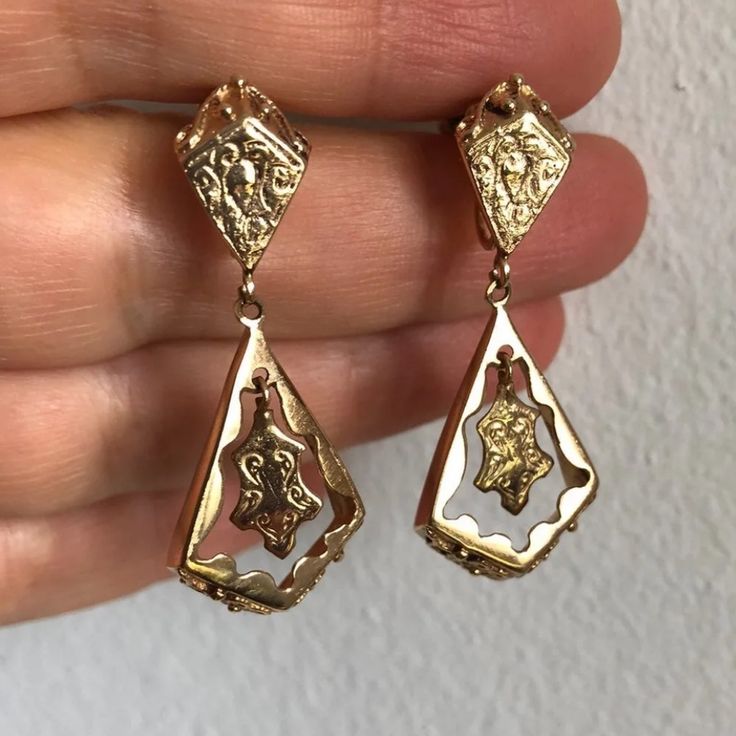 Absolutely Gorgeous Antique/Vintage 14k Solid Yellow Gold Screw Back Dangle Earrings. They Have A Beautiful Design All Around. Stamped 14k As Seen On The Pictures. They Weigh 10.4 Gram. They Measure 1.75” Long. Very Pretty!! Vintage 14k Gold Dangle Jewelry, Formal 14k Gold Earrings With Screw Back, Elegant 14k Gold Jewelry With Screw Back, Wedding Jewelry In 14k Gold With Screw Back, 14k Gold Wedding Jewelry With Screw Back, Wedding 14k Gold Jewelry With Screw Back, Vintage Yellow Gold Jewelry With Matching Earrings, Vintage Drop Jewelry Set With Matching Earrings, Antique Screw Back Jewelry For Formal Occasions