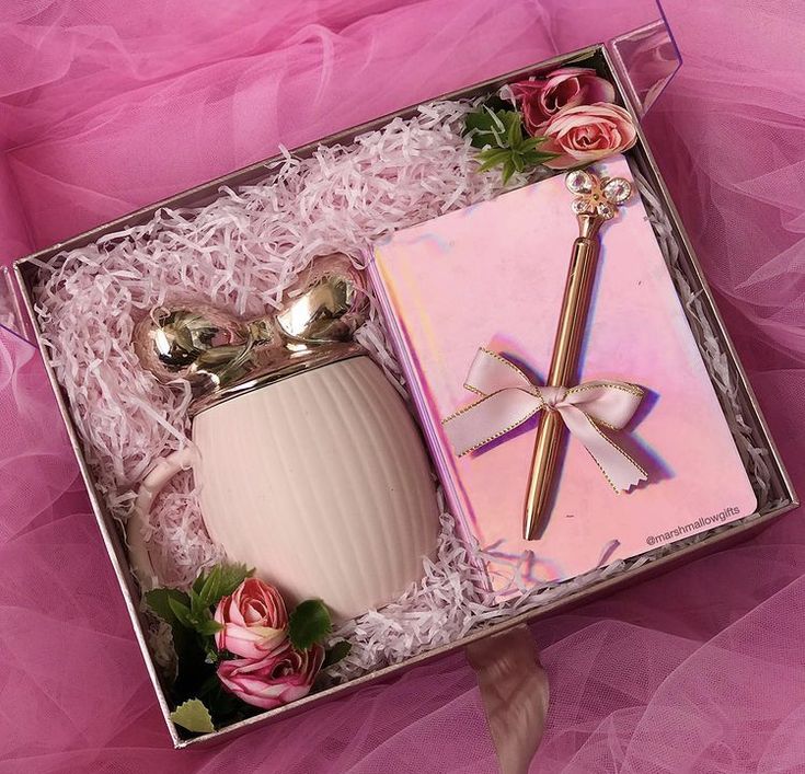 Ceramic Mug, a journal and a ballpoint pen wrapped in a pink theme for Valentine’s Day. Box Wrapping Ideas, Valentines Hamper, Regalos Ideas, Mug Box, Aquarium Architecture, Gift Box Ideas, Hampers For Her, Box Wrapping, Birthday Hampers