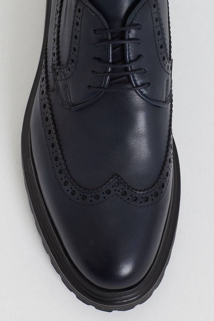 Werten Sie Ihr Schuhwerk mit unseren dunkelblauen Brogue-Derby-Schuhen auf. Diese Derbys werden sorgfältig von Hand aus hochwertigem Kalbsleder gefertigt und vereinen klassische Brogue-Details mit modernem Flair. 

Egal, ob Sie ins Büro gehen oder abends ausgehen, mit diesen vielseitigen Schuhen treten Sie stilvoll und bequem auf.





 Hochwertige Lederkonstruktion: 100 % echtes Kalbsleder garantiert Haltbarkeit und ein luxuriöses Gefühl.





 Markante Brogue-Details: Klassische Brogue-Perforationen verleihen einen Hauch zeitloser Eleganz.



 
Gepolsterte EVA-Sohle: Bietet außergewöhnlichen Komfort und Stoßdämpfung für ganztägiges Tragen.





 Schnürverschluss: Bietet einen sicheren und anpassbaren Sitz.





 Vielseitiges Marineblau: Passt zu einer großen Auswahl an legeren und forme Brogue Lace-up Shoes In Calf Leather For Business, Blue Wingtip Dress Shoes With Brogue Detailing, Blue Oxford Dress Shoes With Brogue Detailing, Blue Brogue Dress Shoes, Blue Wingtip Oxfords With Brogue Detailing, Office Derby Shoes With Brogue Detailing In Calf Leather, Office Derby Shoes With Brogue Detailing And Calf Leather, Navy Wingtip Oxfords With Leather Sole, Blue Wingtip Leather Shoes For Work