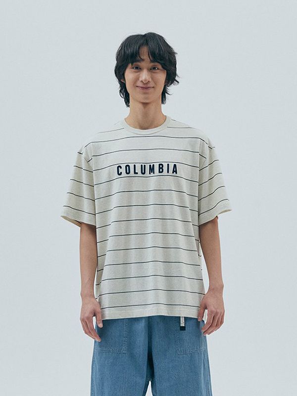 This is a comfortable and casual shirt that is made out of high quality cotton 100% fabric. With design detail of comfortable oversized silhouette and stripe pattern overall, it gives a trendy and refined look.- Oversized silhouette- Round ribbed neckline- Logo applique detail on the front- Point woven label on the hem Casual Cotton T-shirt With Contrast Stripes, Short Sleeve Tops With Signature Stripes For Spring, Spring Short Sleeve Tops With Signature Stripes, Cotton Tops With Vertical Stripes And Short Sleeves, White Casual T-shirt With Vertical Stripes, Casual White T-shirt With Vertical Stripes, Casual White Vertical Stripes T-shirt, Casual Oversized Tops With Contrast Stripes, Casual Striped Tops With Letter Print