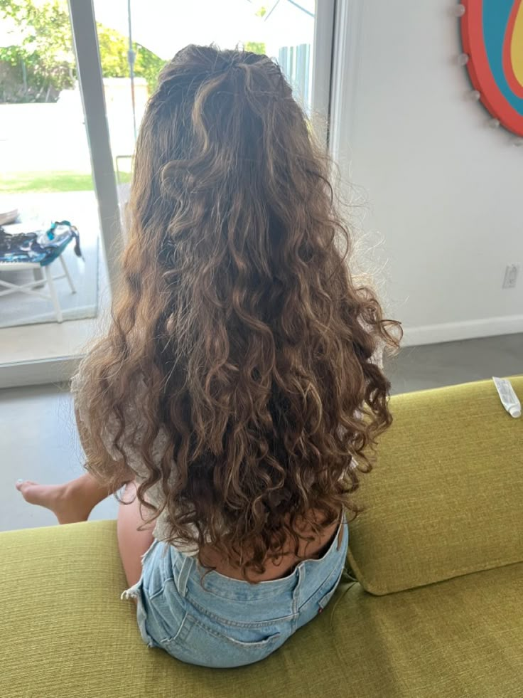 Wavy Light Brown Hair With Highlights, Long Light Brown Curly Hair, Wavy Dirty Blonde Hair, Dirty Blonde Wavy Hair, Curly Dirty Blonde Hair, Curly Golden Hair, Wavy Hair Highlights, Long Curly Hair Cuts, Dirty Blonde Curly Hair