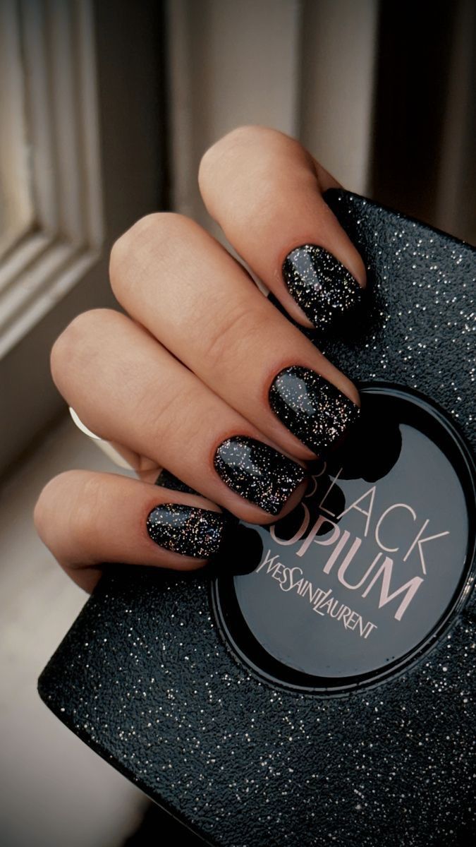 Short Black Wedding Nails, Glittery Black Nails Short, Short Nail Designs Minimal Black, Short Black Sparkly Nails, Black Reflective Nails, Short Black Gel Nails Ideas, Winter Nails 2023 Trends Acrylic Almond, Black Reflective Glitter Nails, Sparkly Gel Nails