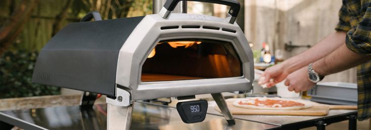 Meet Ooni Karu 16 Multi-Fuel Pizza Oven Neapolitanische Pizza, Steak Pizza, Portable Pizza Oven, Four A Pizza, Pizza Margherita, Baking Stone, Outdoor Pizza Oven, Pizza Oven Outdoor, Oven Canning