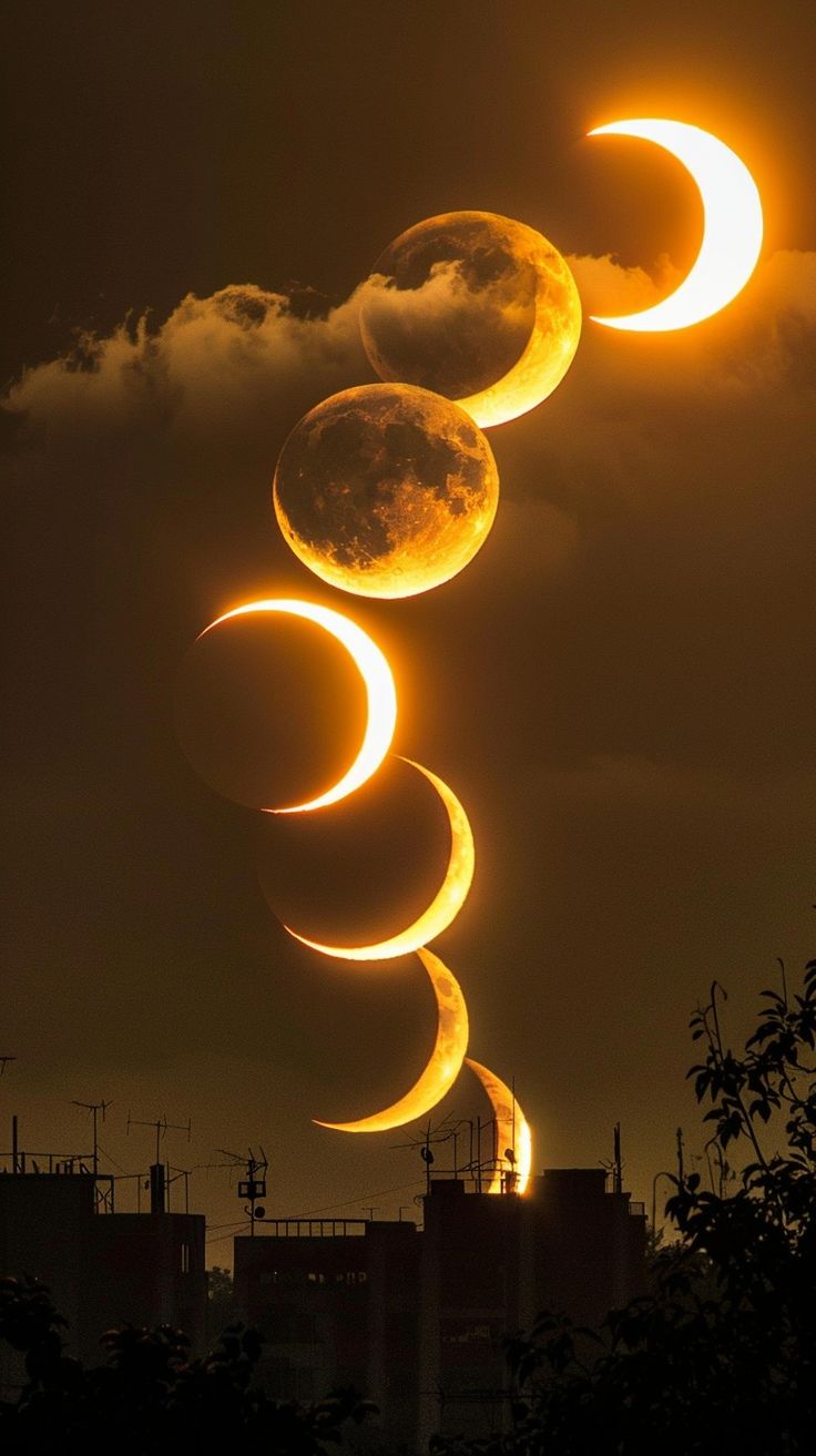 the moon eclipse is seen in this photograph