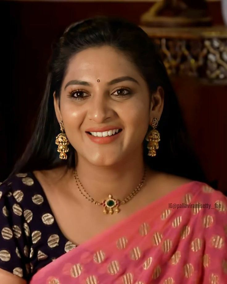 Pallavi Ramisetty, Telugu Serial Actress, Husband Photos, Black Beads Mangalsutra Design, Gold Jewelry Outfits, Choker Necklace Designs, Serial Actress, Pearl Jewelry Design, Gold Jewelry Simple Necklace