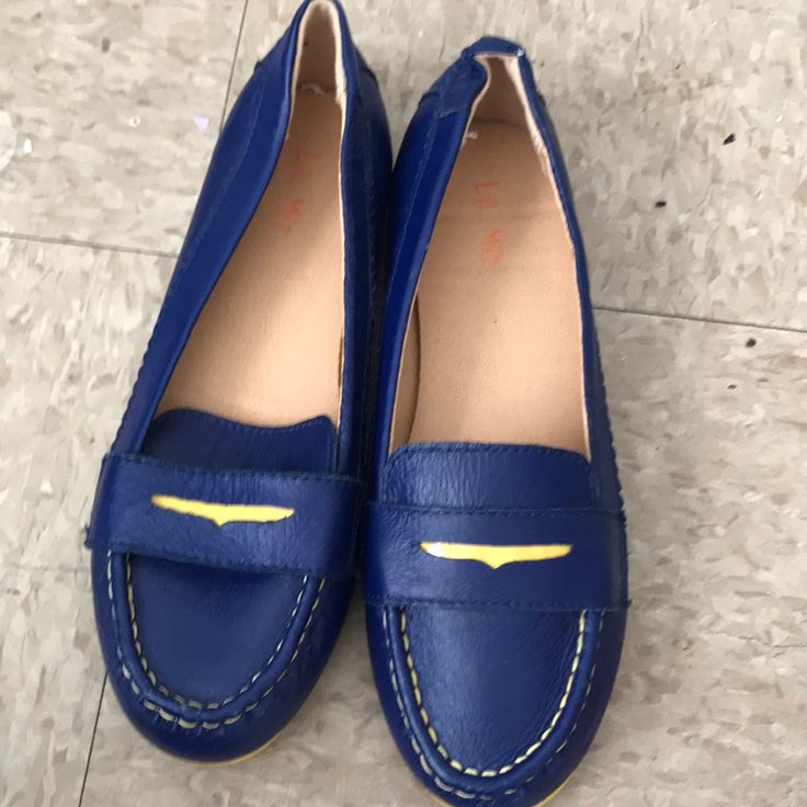 Never Worn Kid Loafers Blue Leather Boat Shoes With Round Toe, Blue Slip-on Moccasins, Blue Flat Slip-on Moccasins, Blue Closed Toe Slip-ons, Blue Closed Toe Loafers With Rubber Sole, Blue Slip-on Moccasins With Rubber Sole, Blue Moccasins For Spring With Flat Heel, Blue Slip-ons With Flat Heel For Summer, Blue Spring Moccasins With Flat Heel