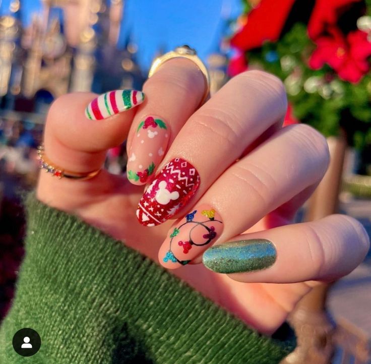 Disney World Nails Christmas, Disney Nails Birthday, Mickey Christmas Nails Design, Short Disney Christmas Nails, Christmas Disney Nails Acrylic, Disney Inspired Nails Gel, Christmas Disney Nail Designs, Harry Potter Christmas Nails, Disney Christmas Nail Art