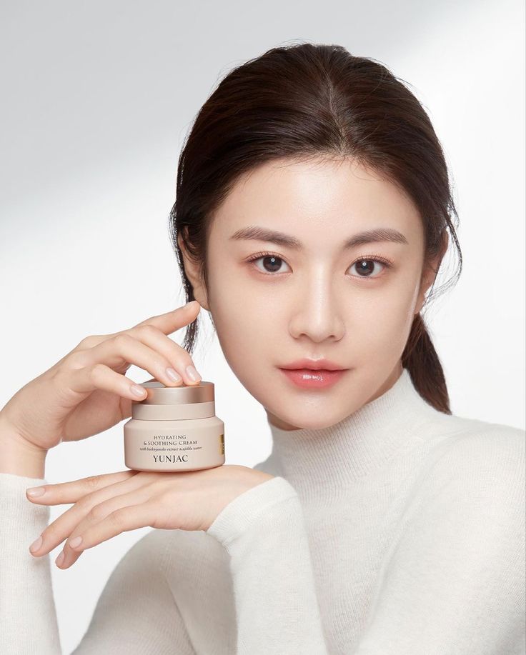 Product Model Photography, Holding Product, Skincare Model, Cosmetics Model, Mode Poses, Product Modeling, Go Younjung, Model Skincare, Skincare Products Photography