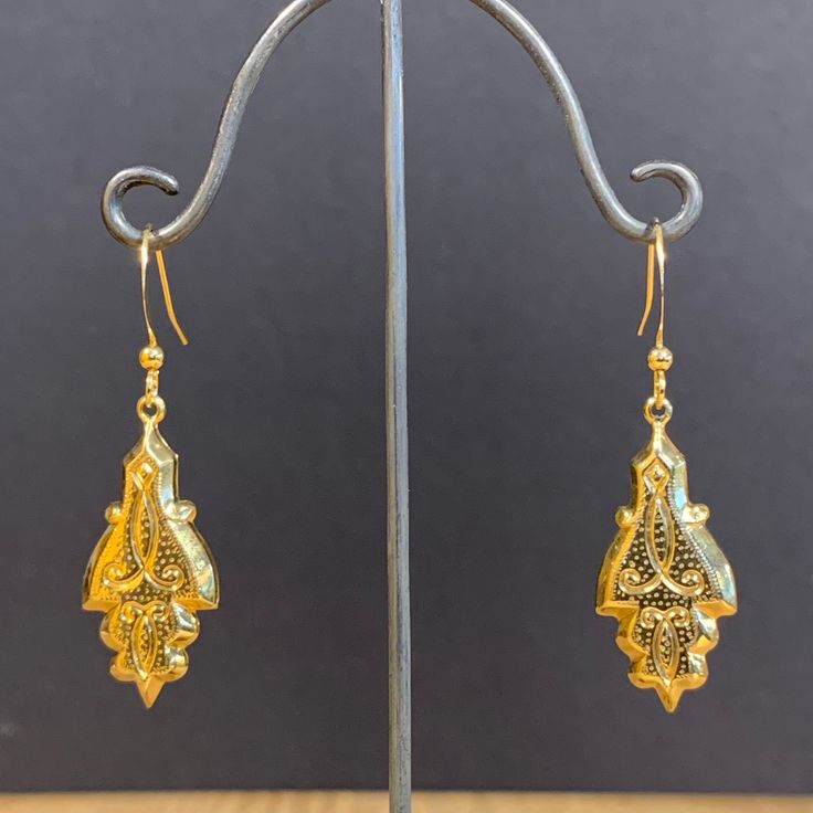 Here is a pair of very light, lovely oriental style stamped dangle earrings.  These were actually made in the early seventies. They are good quality, new (unused) vintage items, made of gold plated brass. 13mm wide x 46mm high (with earwire) BOY63 IMPORTANT: please note that I offer different earwires as seen in second picture, and the price of the earrings vary depending on the chosen earwires.  It goes as follows: A: gold plated base metal french wires with ball (rubber stoppers included).  B: Ornate Gold Brass Chandelier Earrings, Traditional Gold Drop Earrings, Traditional Gold Drop Earrings Danglers, Traditional Gold Drop Danglers, Gold Metal Flower Drop Earrings, Gold Metal Drop Flower Earrings, Antique Gold Chandelier Earrings In Brass, Gold Plated Flower Dangle Earrings, Gold Plated Dangle Flower Earrings