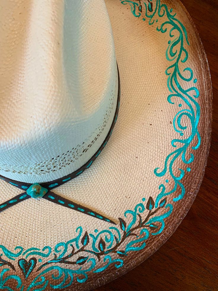 How To Paint A Cowboy Hat, Cowboy Hat Painting Ideas, Painting On Hats, Hand Painted Cowboy Hats, Painted Cowgirl Hats, Diy Cowboy Hat Bands, Embroidered Cowboy Hat, Cowboy Hat Decor, Decorating Cowboy Hats