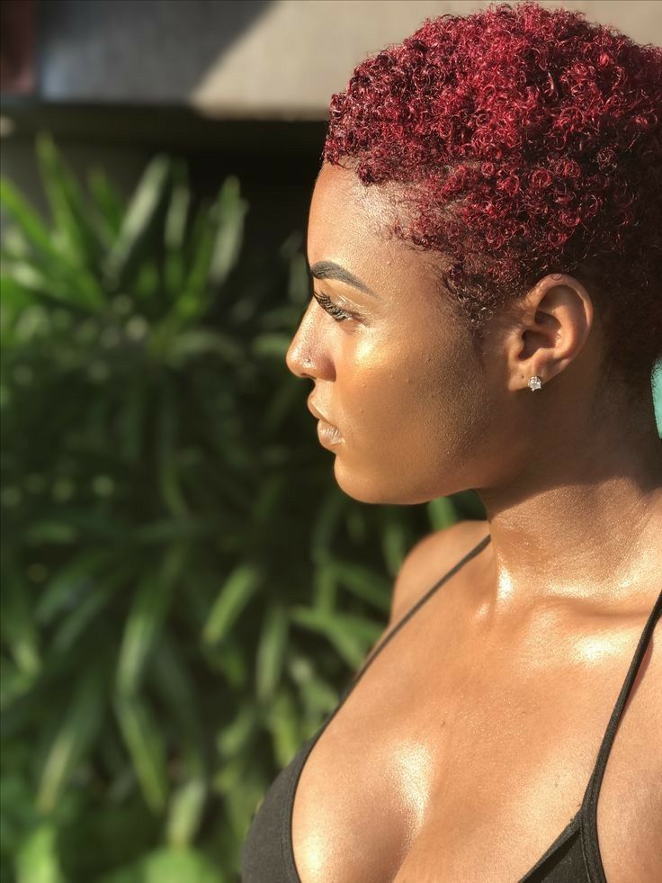 Love the look 😍 Short Curly Natural Hair, Hair Dyed Red, Natural Hair Dyed, Red Hair Ideas, Curly Natural Curls, Pelo Color Vino, Tapered Twa, Curly Natural Hair, Hair Dyed