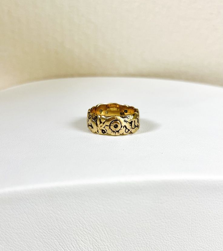 A Vintage 14k Gold Handcarved Floral Style Band All items are XRay and Acid tested to ensure metal authenticity.  Weight: 6.1 grams Ring Size: 6.25 Width: 6.5mm Vintage Band, Floral Style, Band Rings, Hand Carved, Jewelry Rings, Ring Size, Size 6, New York, Band