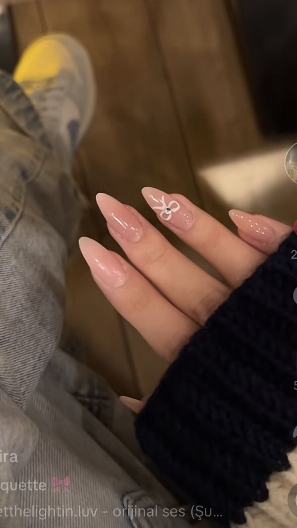 Nails Idea For Winter, Couqutte Nail Ideas, Winter Design Nails, Pink Nails Winter, Simple Aesthetic Nails, Medium Length Almond Nails, Aesthetic Winter Nails, Soft Dreamy Aesthetic, Milky Pink Nails