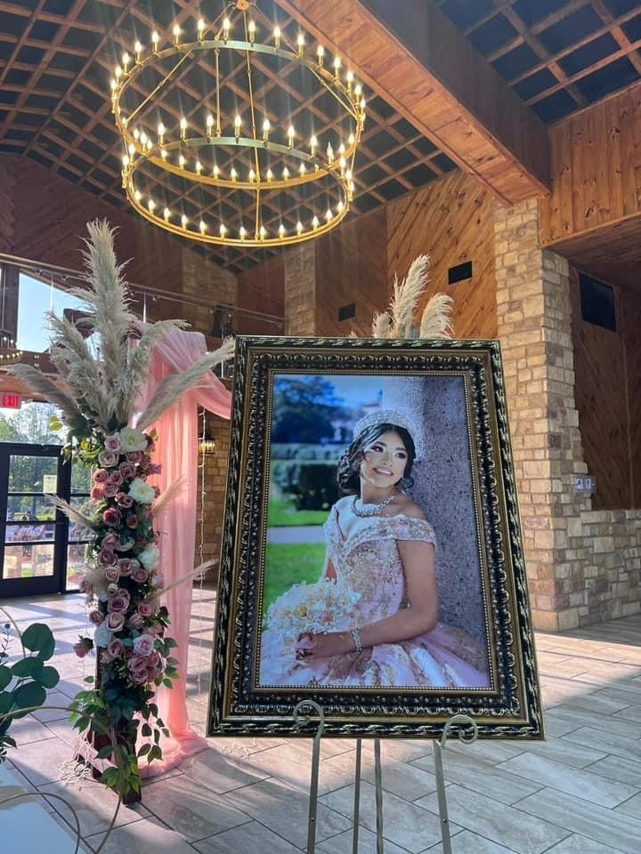 Quinceñera Decoration Ideas Purple, Background For Quinceanera, Quince Party Decorations, Photo Wall For Quince, House Quinceanera Party, Quince Entrance Picture, Queincearra Ideas, Quinceanera List Of Things Needed, Flowers Centerpieces For Party