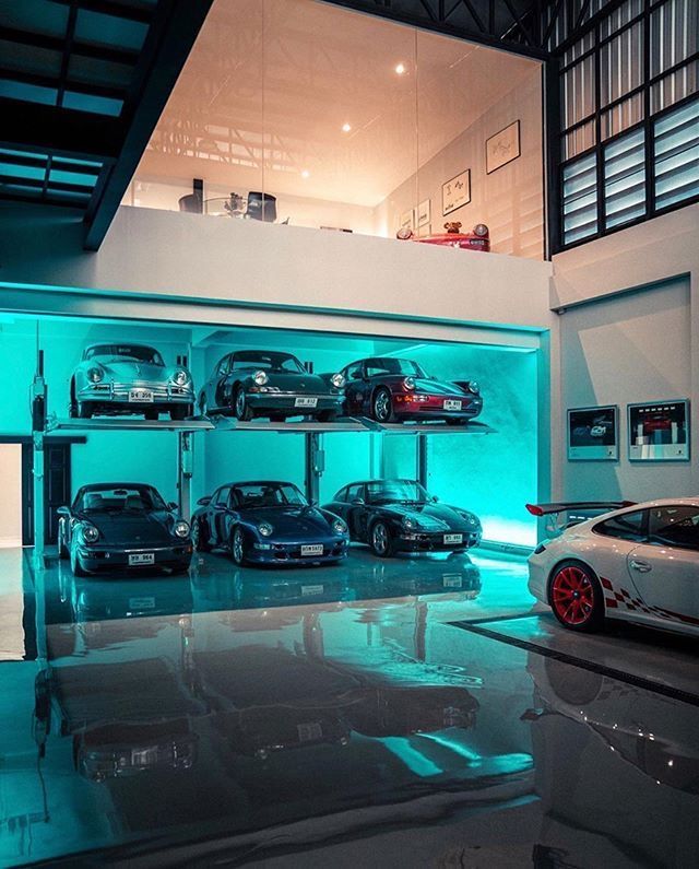 there are many cars parked in the garage