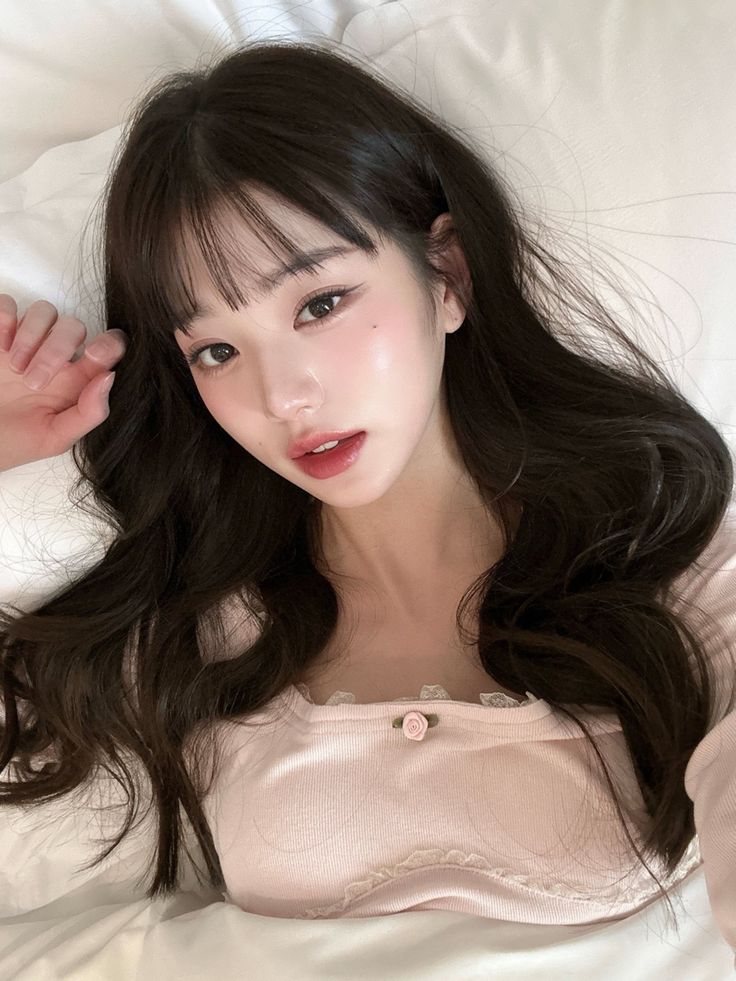 #wonyoung #wonyoungpics #ive #pretty #elegant #classy #koreanskincare #makeup #ulzzang #pink #hairgoals #idol #kpop Long Black Hair, Long Black, Black Hair, Hair, White, Black