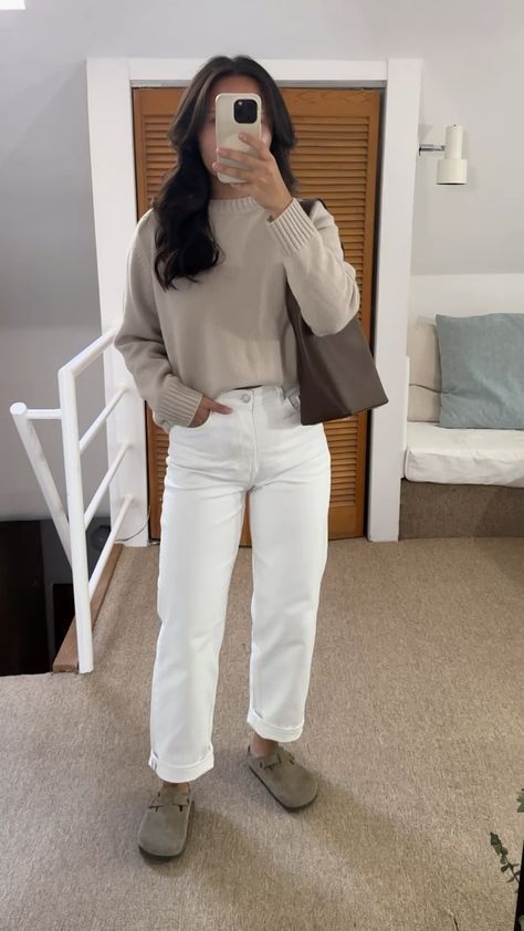 White And Neutral Outfit, Birkenstock Suede Clogs Outfit, How To Style Clog Birkenstocks, Burk Clog Outfits, White Birkenstock Clogs Outfit, Outfits With Burken Stocks Clogs, Tan Birkenstock Clogs Outfit, Birckingstock Clogs Outfit, How To Style Burken Stocks Clogs