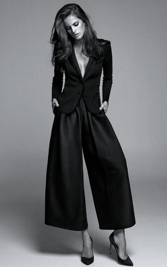 Izabel Goulart for Emporio Armani, 2014 Izabel Goulart, Looks Black, 가을 패션, Mode Inspiration, Italian Fashion, Look Fashion, A Black, Hands On, Black Fashion