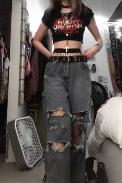 Cute Girly Grunge Outfits, Lay Back Outfits, Grunge Minimalist Aesthetic, Grunge Gothic Aesthetic, Style Inspo Grunge, Emo Grunge Aesthetic Outfits, Tumblr Soft Grunge Outfits, Dark Grunge Fashion, Cool Alternative Outfits