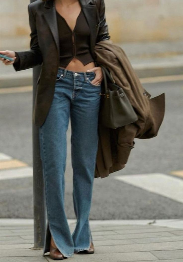 Feminine 90s Style, Jeans Tucked Into Boots, Romantic Street Style, Australian Winter, T Shirt Outfits, Look Grunge, Pinterest Trends, Look Jean, 일본 패션