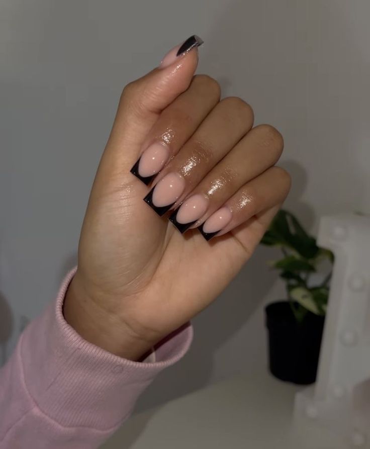 Black French Tip Black Women, Small Black French Tip Nails, Short Acrylic Nails Black French Tip, Nails For Black People, Short Classy Nail Designs, French Manicure Pink Tips, Black Square French Tip Nails, Short Black French Nails, Black French Tip Nails Short