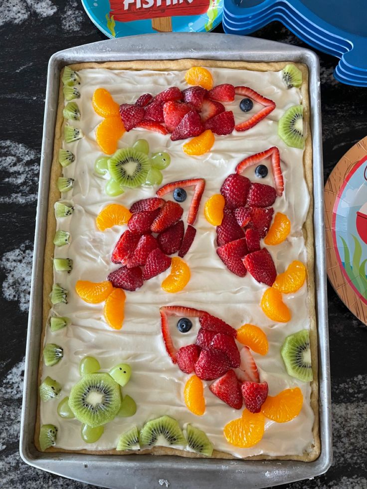 Fish Themed Desserts, Fruit Pizza Birthday, Fruit Sea Animals, Ocean Themed Fruit Tray, Under The Sea Fruit Tray, Ocean Themed Charcuterie Board, Mermaid Fruit Tray, Fruit Pizza Designs, Ocean Food