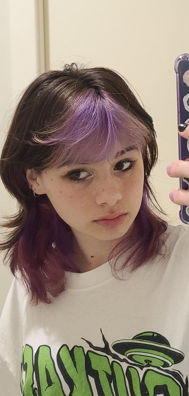 Hair Dye Shoulder Length, Dyed Hair With Brown Hair, Hair Color Back Of Head, Short Hairstyles Dyed Hair, Wolfcut Purple Highlights, Underdye Hair Color Ideas, Colored Face Framing Hair, Short Brown Hair Dye Ideas, Dyed Bangs Purple