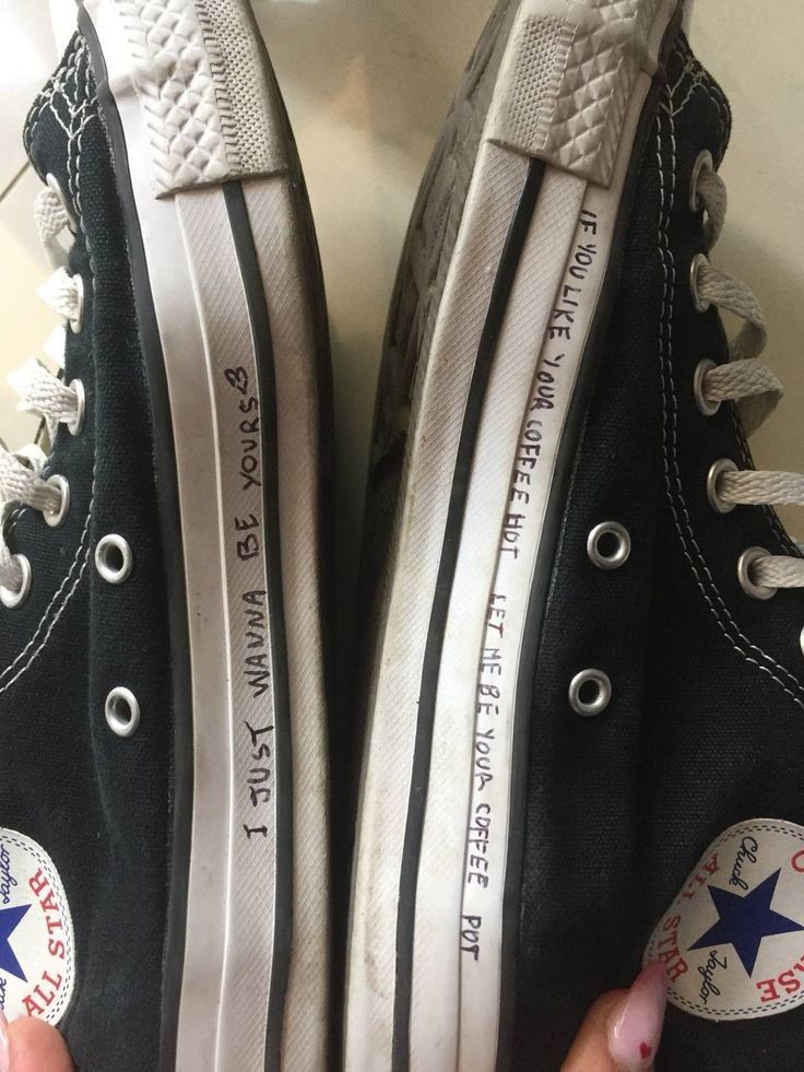 Things To Do With Your Converse, Arctic Monkeys Converse, Converse Writing On Shoes, Artic Monkeys Aesthetic Outfits, Arctic Monkeys Outfit Concert, Doodles On Converse, Artic Monkeys Concert Outfit, Converse Drawing On Shoes, Arctic Monkeys Concert Outfit