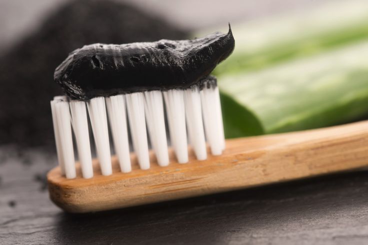 Charcoal toothpaste? Check out our roundup of some top #healthandwelless  trends for Fall 2018. Best Natural Toothpaste, Best Toothpaste, Celebrity Smiles, Wellness Videos, Charcoal Toothpaste, Homemade Face Cream, Charcoal Teeth Whitening, Trendy Food, Black Skin Care