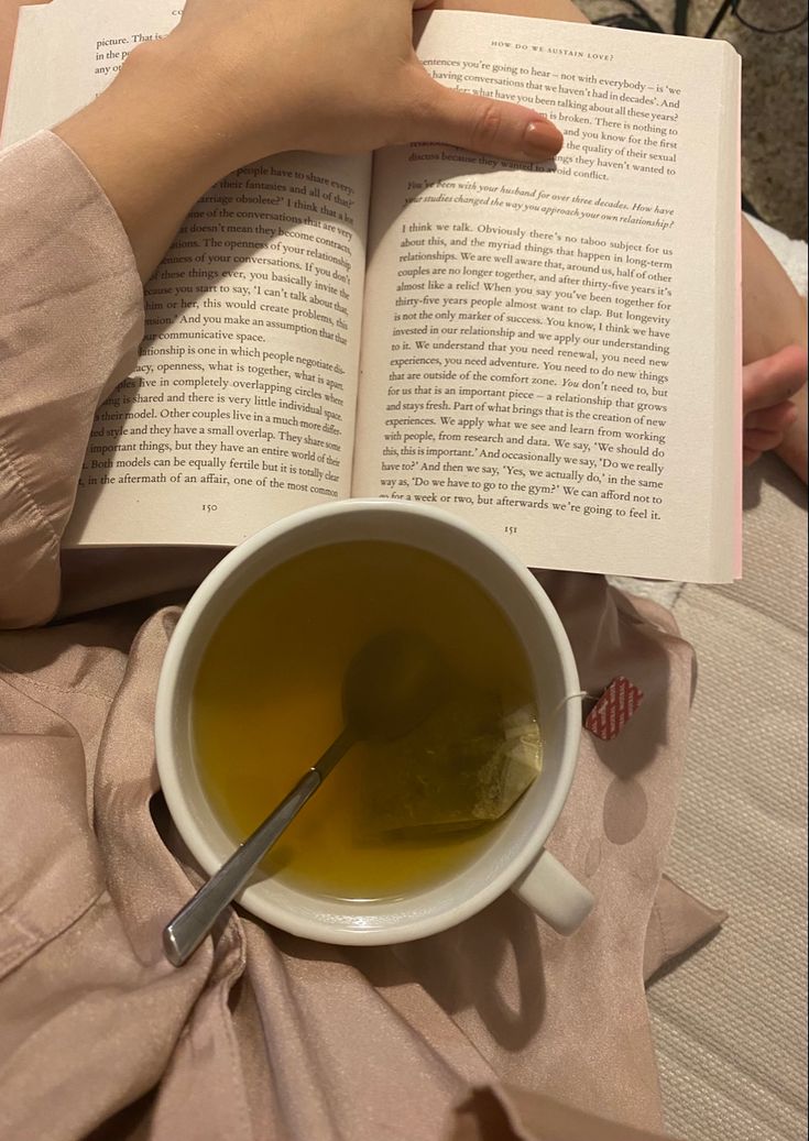 Hot Tea Before Bed, Evening Reading Aesthetic, Camomile Tea Aesthetic, Bedtime Reading Aesthetic, Cozy Evening At Home, Tea Book Aesthetic, Cozy Night In, Tea Night Time, Night Time Routine Aesthetic