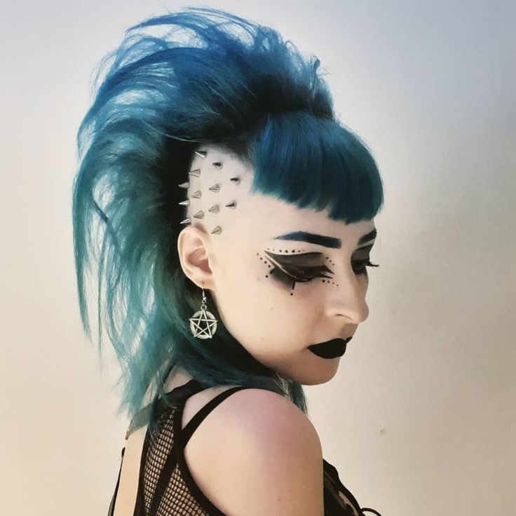 Rebellious Hairstyles, Sci Fi Hair, Cyberpunk Haircut, Goth Moodboard, Cyberpunk Hairstyles, Cyberpunk Hair, Punk Haircut, Trendy We Fryzurach, Mohawk Haircut