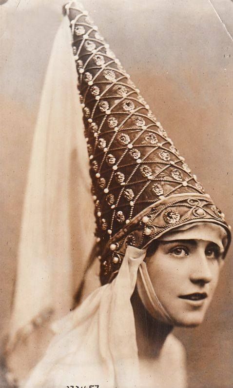 Headwear worn by Venetian ladies in the 15th century. Also worn throughout France, England, and other Northern European countries, not just in Venice. It's fun to see a photograph of it. Medieval Hats, Princess Hat, Empire Romain, Late Middle Ages, Lovely Photo, Medieval Costume, Medieval Fashion, Historical Costume, European Countries