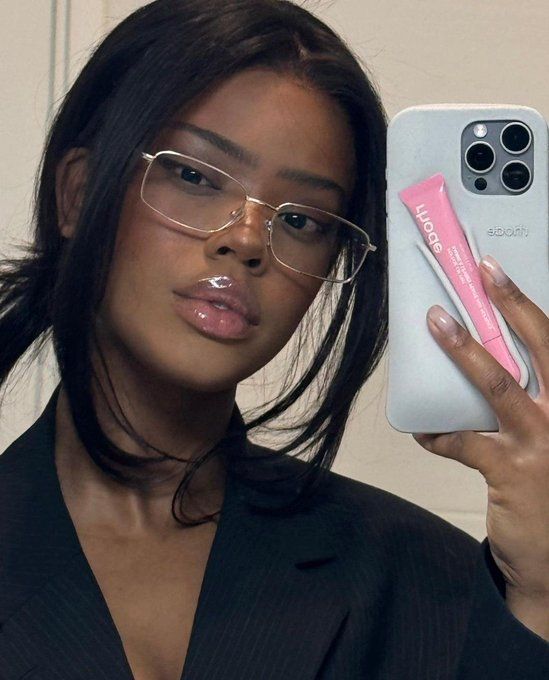 Simply Hairstyles, Light Lip Gloss, Glasses Inspo, Glasses Inspiration, Funky Glasses, Glasses Makeup, Gloss Labial, Cute Glasses, Stylish Glasses