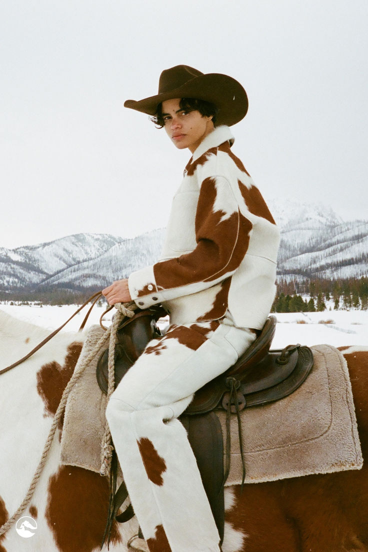 Model in a remote snowy location wearing a matching cowhide jacket and pant resort wear set and a cowboy hat, riding horseback on a horse that has a similar markings as the cowhide outfit Winter Cowboy, Cowboy Photography, Ski Apparel, Holiday Party Attire, Luxury Ski, Ski Fashion, Skiing Outfit, Trendy Fall, Casual Fall Outfits