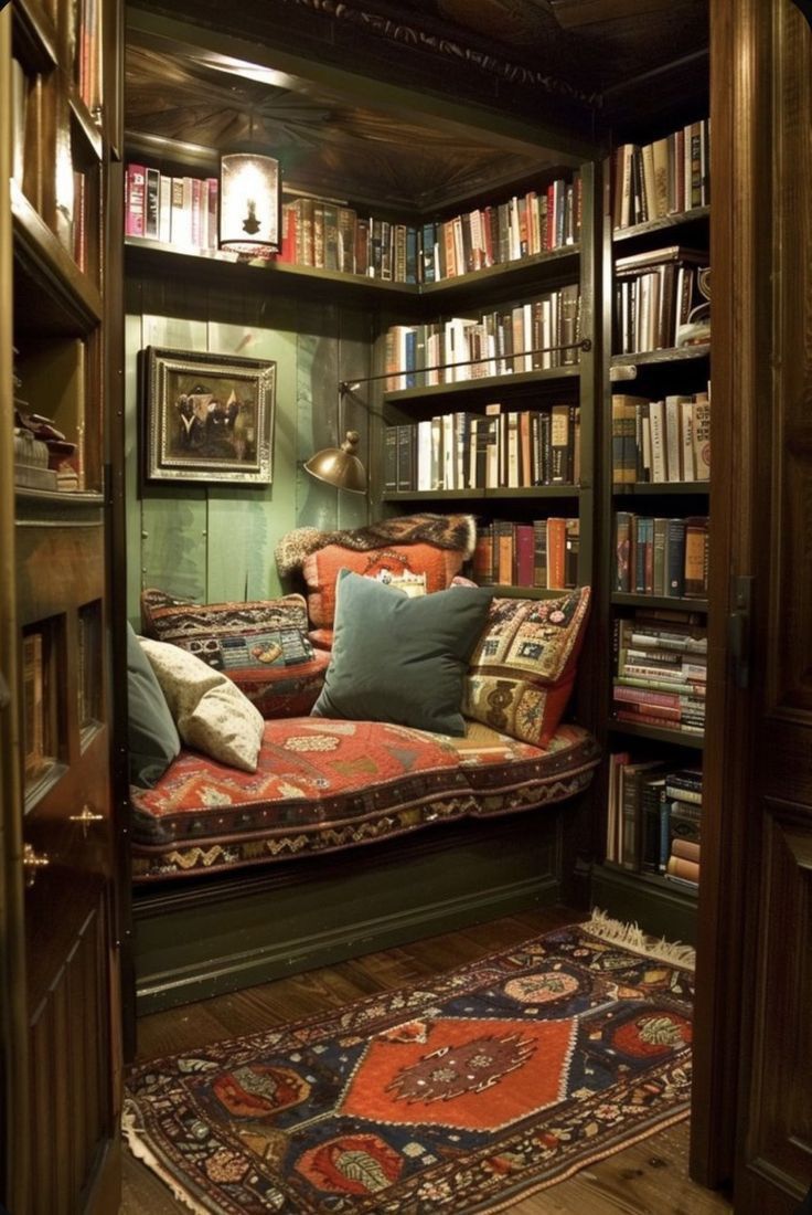 Cottage Bookshelves, Small Library Room Ideas, Basement Library, Closet Library, Library Nook, Cozy Home Library, Home Library Rooms, Library Home, Library Room