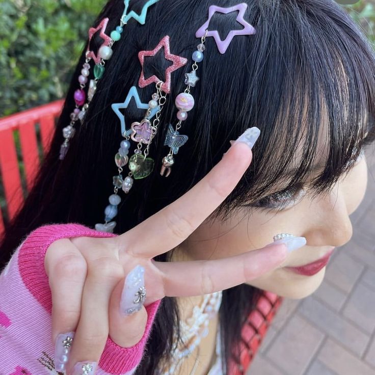 gyaru hair inspiration fashion Pink Star Aesthetic Y2k, Japanese Y2k Fashion Pink, Y2k Star Hairclip, Star Hair Clip Beads, Colorful Y2k Outfits Aesthetic, Colorful Japanese Aesthetic, Japanese Y2k Hairstyles, Hair Accessories Y2k, Y2k Hairstyles Hairclips